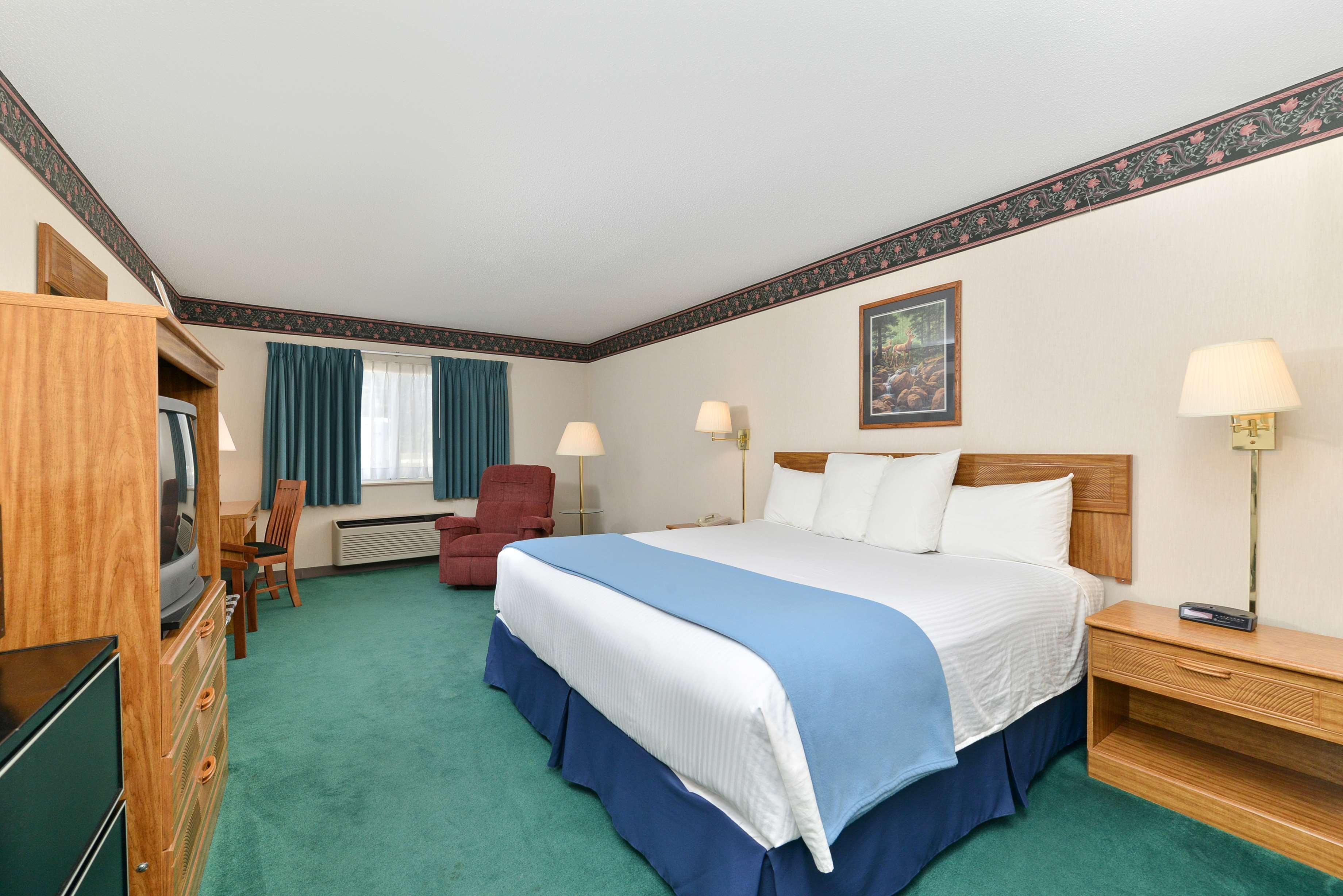 Americas Best Value Inn & Suites - Tahquamenon Country Newberry Exterior foto
