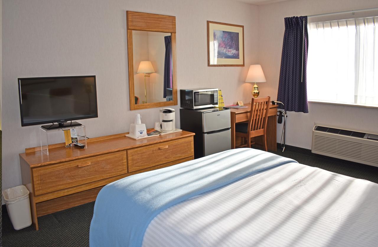 Americas Best Value Inn & Suites - Tahquamenon Country Newberry Exterior foto