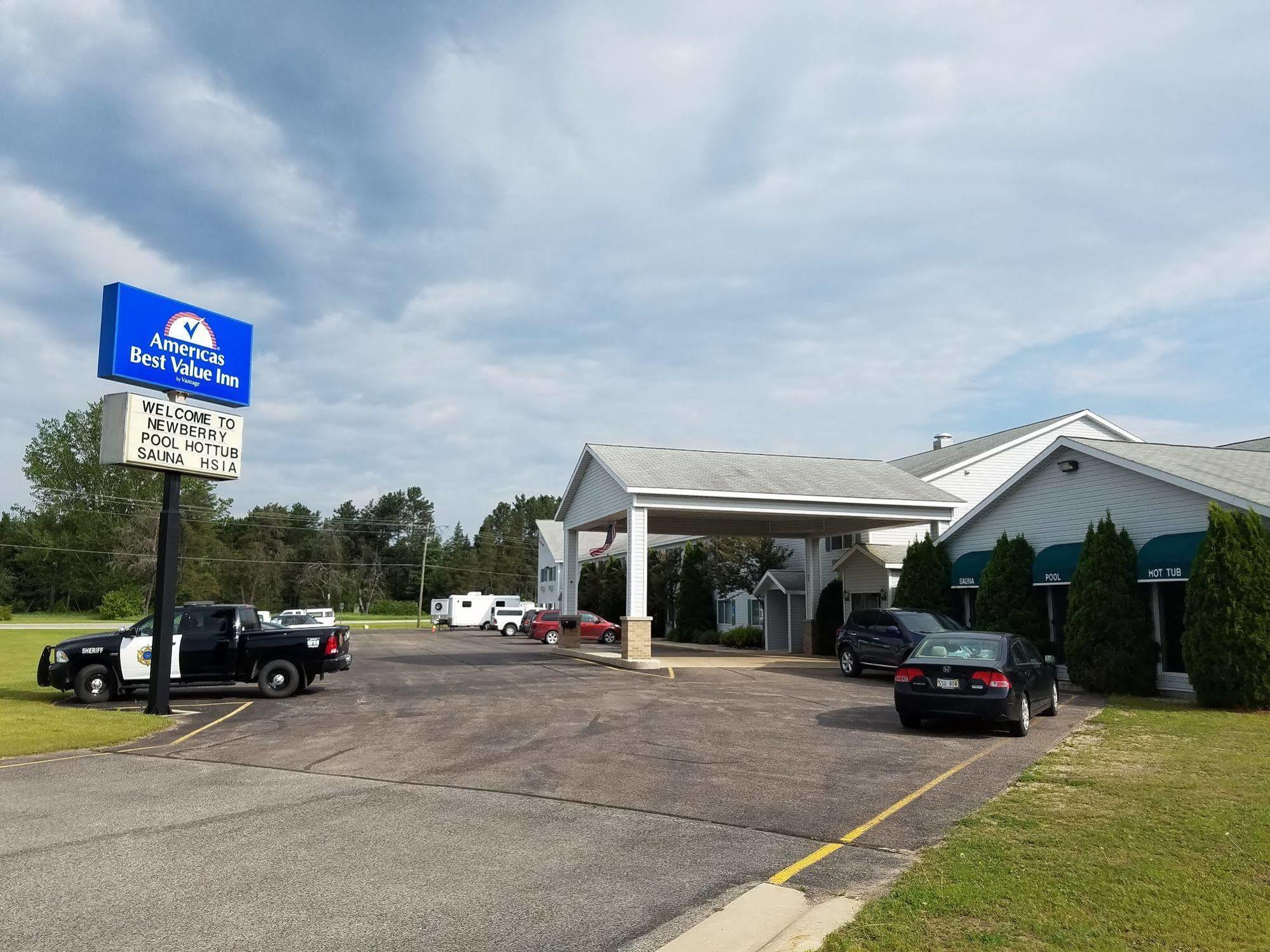 Americas Best Value Inn & Suites - Tahquamenon Country Newberry Exterior foto